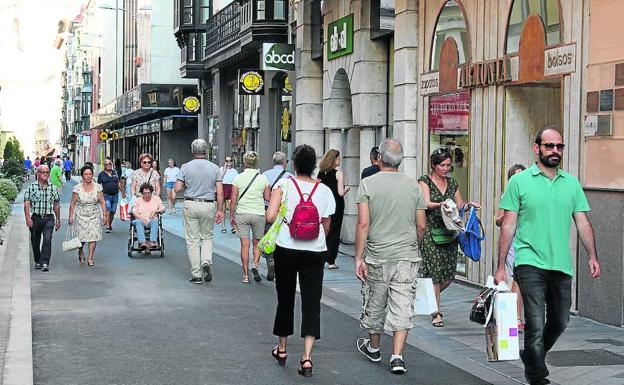 Viandantes por la calle Regalado, ayer. /H. S.