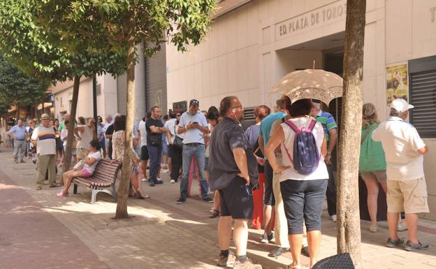 Colas en el primer día de venta de entradas sueltas para los festejos taurinos de la Feria de Valladolid