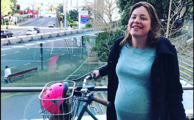 La ministra que acudió en bici al hospital para dar a luz