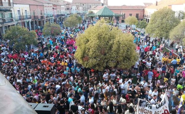 Los colores de las peñas iluminan la plaza de España