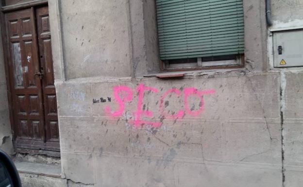 Detenido un joven de 15 años en Cuéllar por pintadas en fachadas y coches