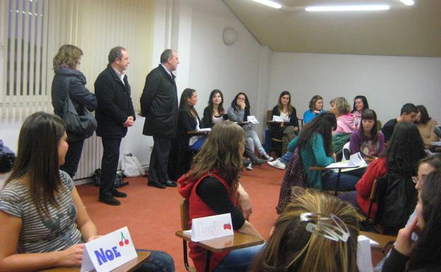 Paredes de Nava acoge un curso de operaciones básicas de bar y restaurante