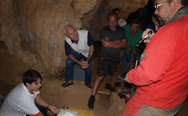 La Cueva de Guantes acogerá este domingo una jornada de arqueología para sordos