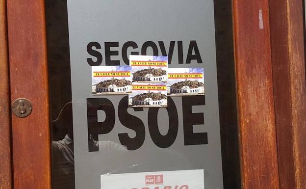 Pegatinas del 'Valle de los Caídos no se toca' empapelan la sede del PSOE