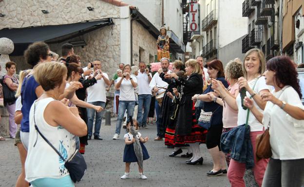 Cuéllar honra entre ovaciones a la Virgen del Rosario en su traslado hasta Santo Tomé