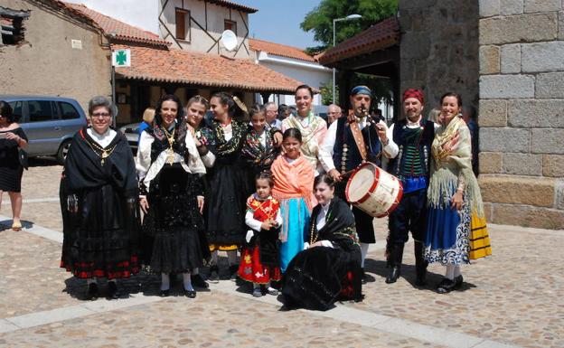 Los vecinos se vuelcan con San Juan Bautista en el día de su fiesta
