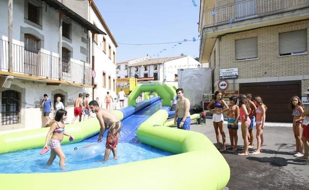 Juegos de agua para sofocar el intenso calor en Ledrada