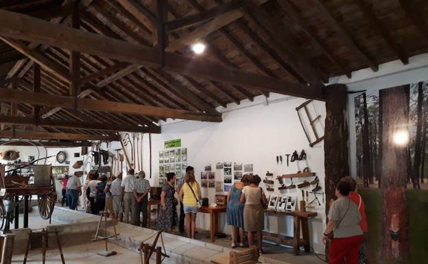 Fuenterrebollo dedica una exposición a radios de los años 30 y 40
