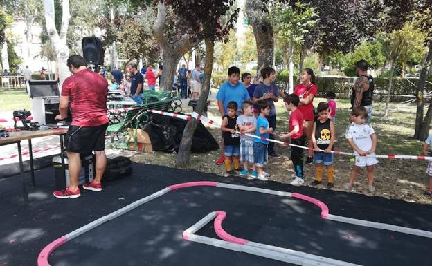 Los niños marcan el ritmo festivo