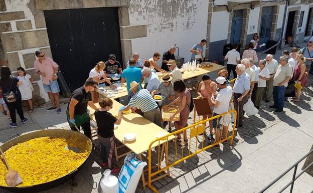 Ledrada inicia su última semana de fiestas con una paella popular
