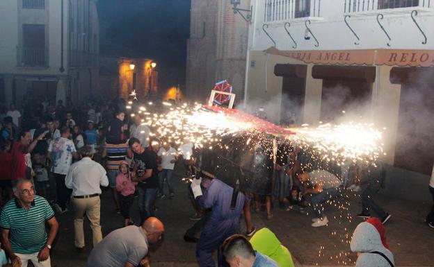 El toro de fuego y un desayuno para 400 vecinos elevan el ritmo festivo en Alba de Tormes