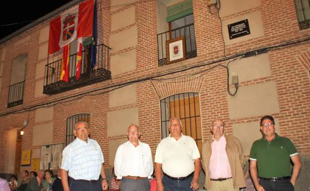 Los alcaldes de Santiuste estrenan bandera y escudo