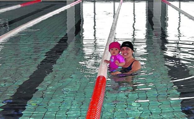 Los cursos de natación de invierno en Guijuelo ofrecerán clases para bebes de 6 meses a 3 años