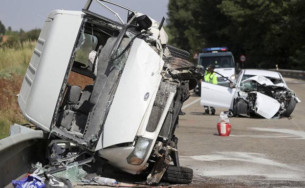 Dos heridos graves en un accidente entre una furgoneta y un turismo en la N-122 en Soria