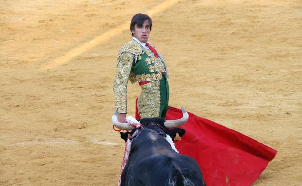 Ángel Téllez, puerta grande en el festejo de cierre de la feria
