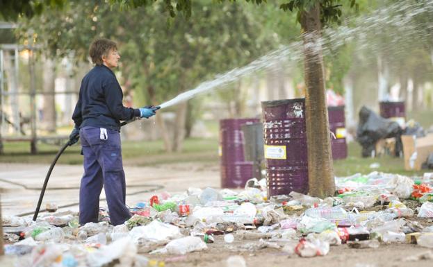 La primera noche de ferias deja seis intoxicaciones etílicas y un manto de basura en Las Moreras