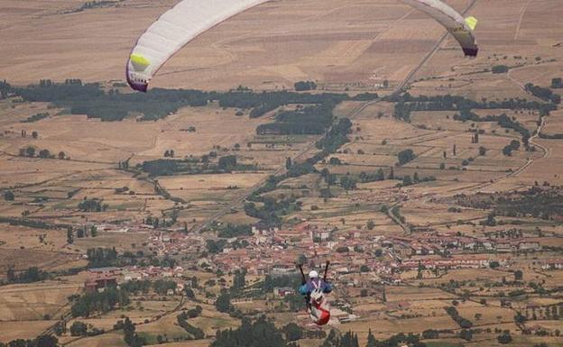 El piloto de un parapente resulta herido tras golpearse contra un muro en Ávila