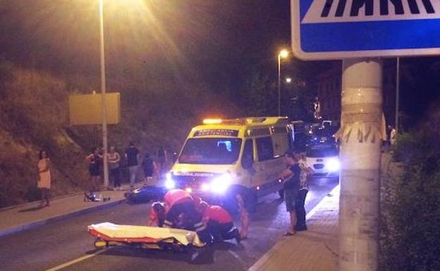 Un joven resulta herido al sufrir una caída con su moto en la calle San Gabriel