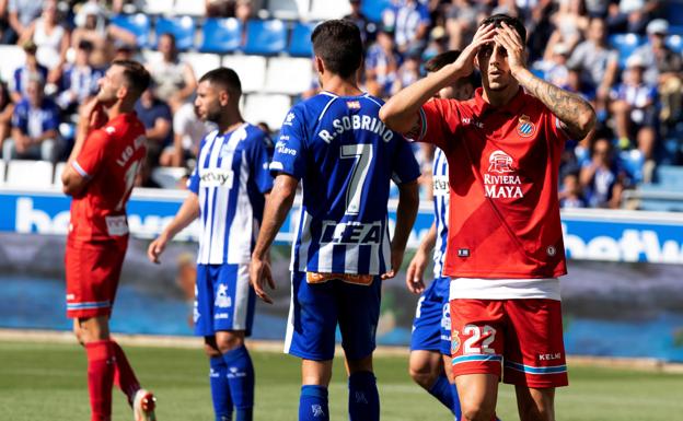 El Alavés, con ayuda del VAR, remonta al Espanyol