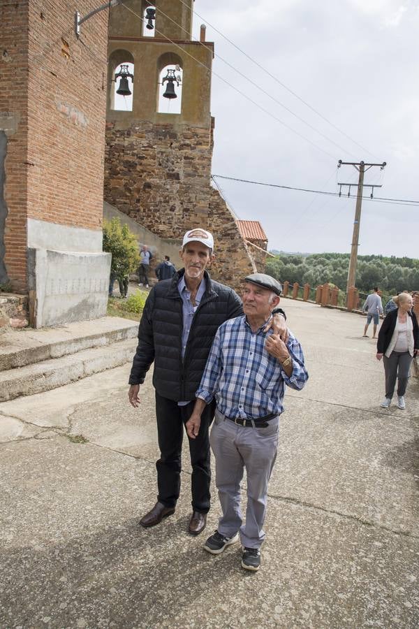 El emocionado abrazo de dos hermanos