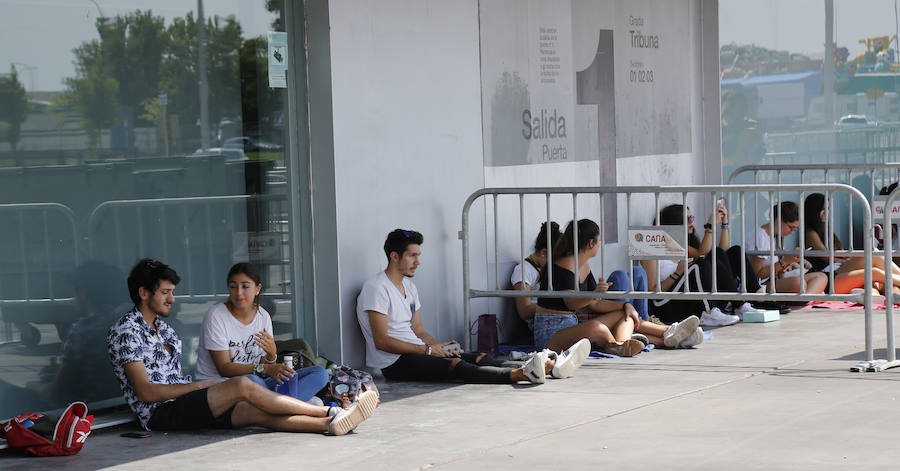 Colas antes del concierto de Maluma