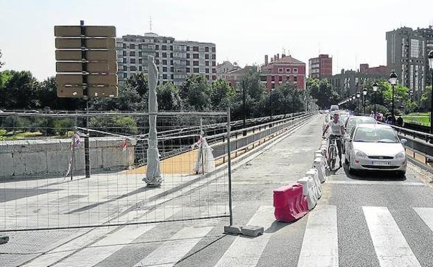 La empresa revisará el firme de la acera del Puente Mayor de Valladolid para evitar el 'efecto muelle'
