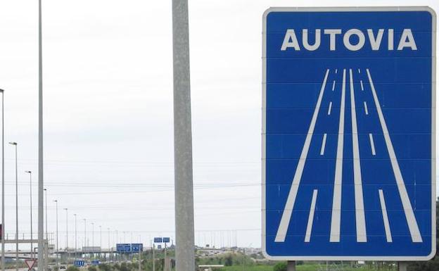 Una mujer y cuatro niños heridos al volcar su turismo en la A-62 en Palencia