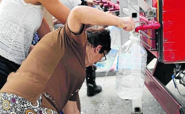 Los Bomberos abastecen de agua potable a San Bernardo y Valbuena