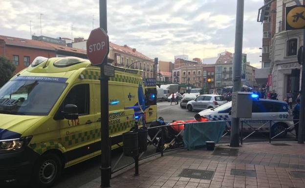 Herido al recibir el golpe de un autobús cuando cruzaba en rojo mirando el móvil en Valladolid