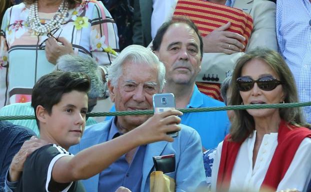 Mario Vargas Llosa e Isabel Preysler, entre el público asistente a la Plaza de Toros de Valladolid