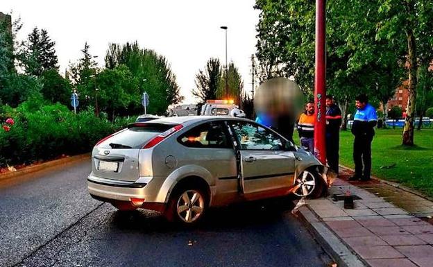 Un conductor que triplicaba la tasa de alcohol se empotra contra una farola en Daniel del Olmo