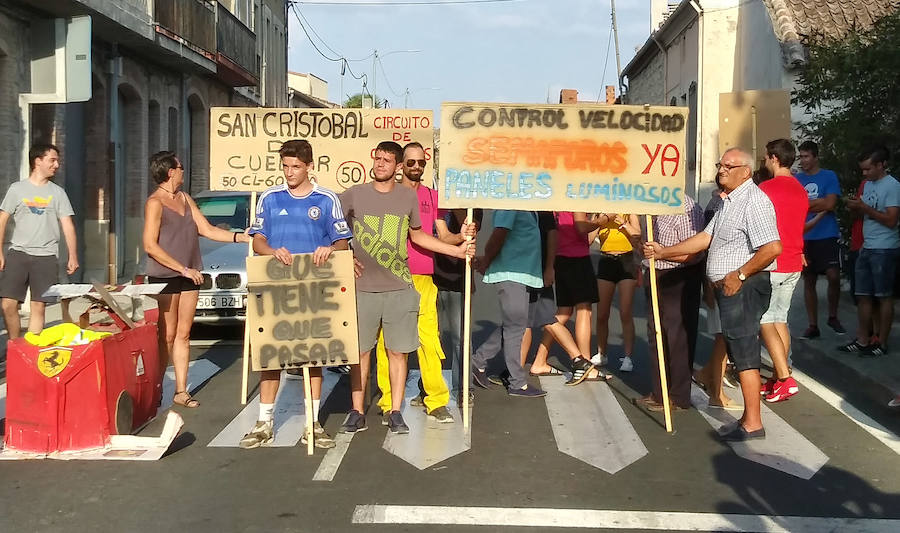 Vecinos de San Cristóbal de Cuéllar cortan la CL-602 reclamando mayor seguridad en la travesía