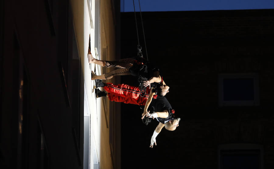 Espectáculo de danza vertical en la plaza Pintor Caneja