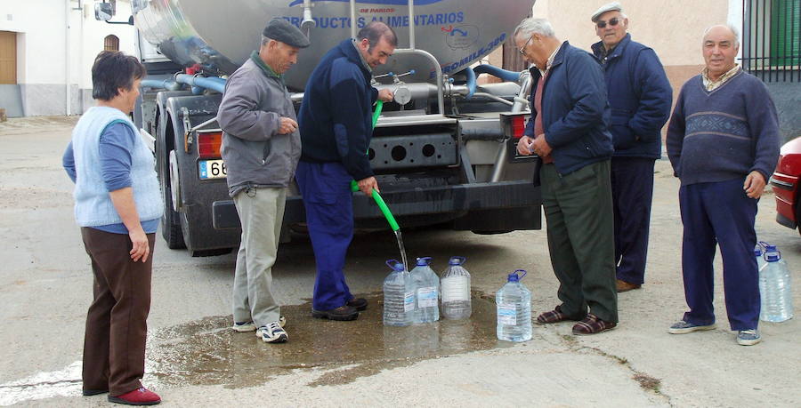 El suministro de agua llega en camión cisterna a cinco pueblos de Palencia gracias a la Diputación
