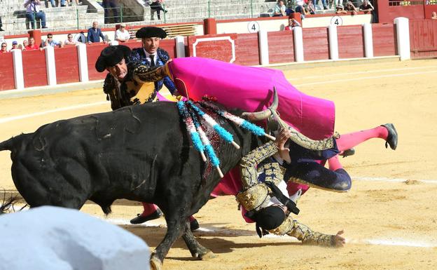 Padilla sufre una fea cogida en Valladolid durante el tercio de banderillas