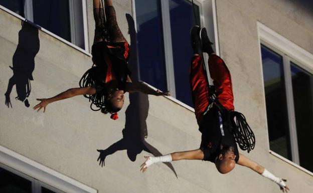 Acrobacias aéreas en la fachada de la delegación de la Junta de Palencia
