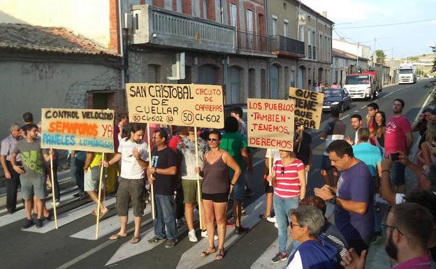 Los vecinos de San Cristóbal de Cuéllar cortan la travesía para reclamar más seguridad