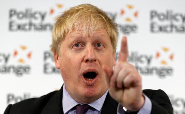 Boris Johnson dice que el plan de May para el Brexit es «un chaleco bomba»