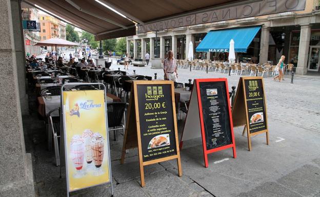 Los hosteleros se quejan de que la Policía ha llegado «a levantar a personas de las terrazas»