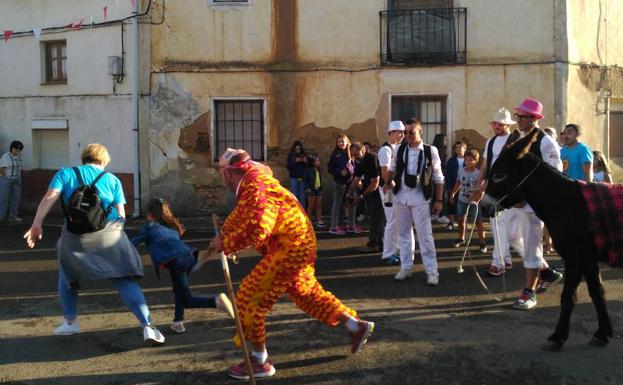 El chiborra llena de color las calles de Cisneros