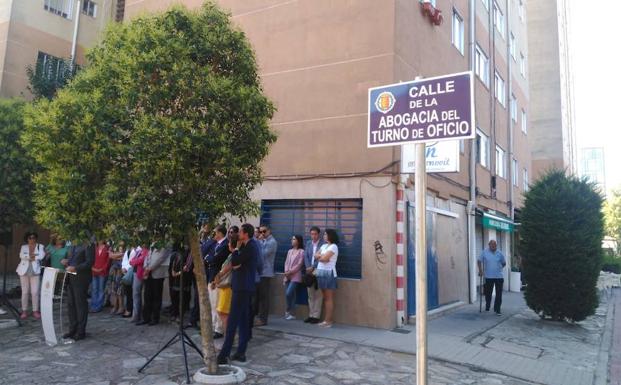 Una calle para «dignificar» el «esencial» trabajo de los abogados de turno