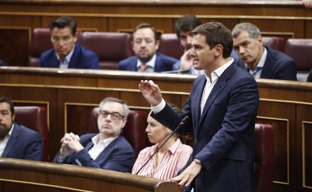 Sánchez se enfrenta a las dudas sobre su tesis doctoral horas después del cese de Montón