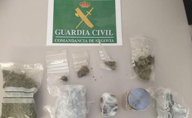 El perro Azor descubre a un conductor con 250 gramos de droga escondida en botes de cristal