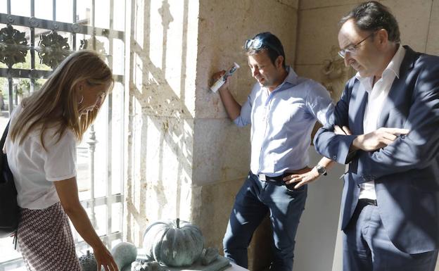 El escultor Sergio García inaugura su exposición en el Ayuntamiento