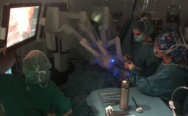 La cirugía robótica suma 19 pacientes de tres especialidades en sus primeros meses