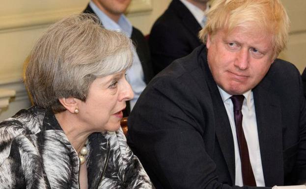 Johnson asegura que apoya a May pero rechaza su plan para el Brexit