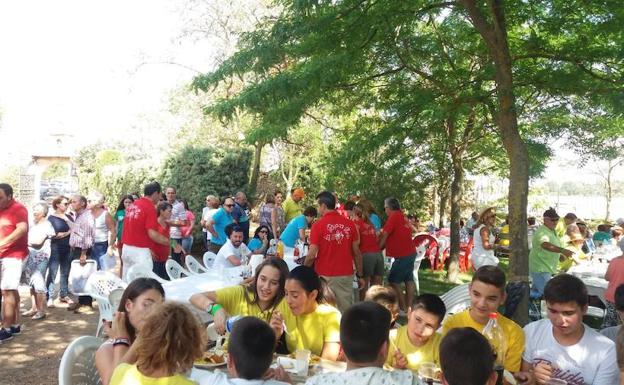 Los vecinos de Tordehumos despiden las fiestas con una paella