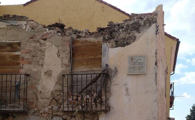 El Real Sitio restringe el paso por una calle ante el peligro de derrumbe de un edificio