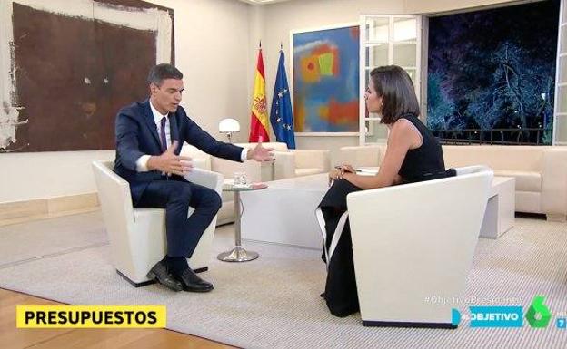 Cachondeo durante la entrevista a Pedro Sánchez en 'El Objetivo': «¿No había una silla más pequeña?»