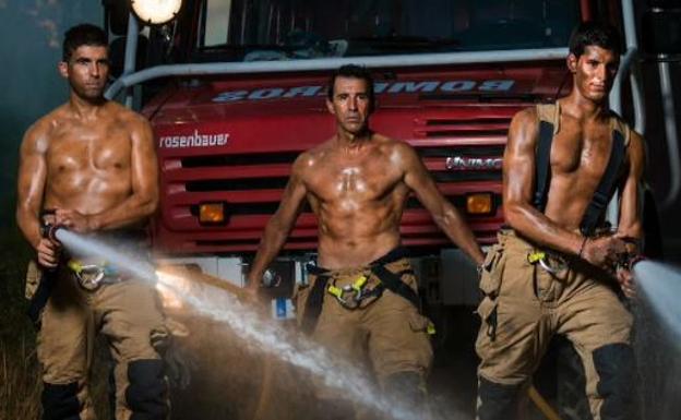 El alcalde de Zaragoza censura un calendario con bomberos semidesnudos